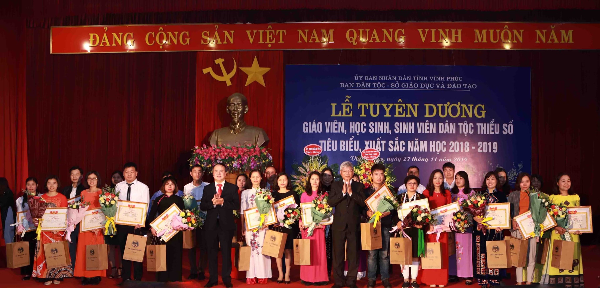 Ông Lò Quang Tú, Chánh Văn phòng Ủy ban Dân tộc và ông Hoàng Minh Ái Trưởng ban Dân tộc Vĩnh Phúc tặng quà của UBDT và Giấy khen cho các giáo viên có thành tích xuất sắc trong năm học 2018-2019