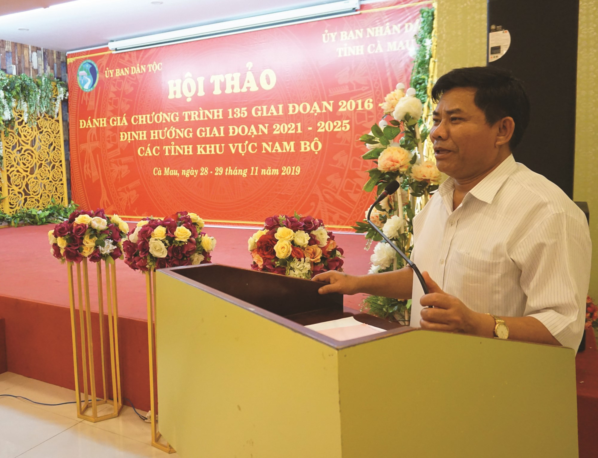 Thứ trưởng, Phó Chủ nhiệm UBDT Y Thông phát biểu tại Hội thảo.