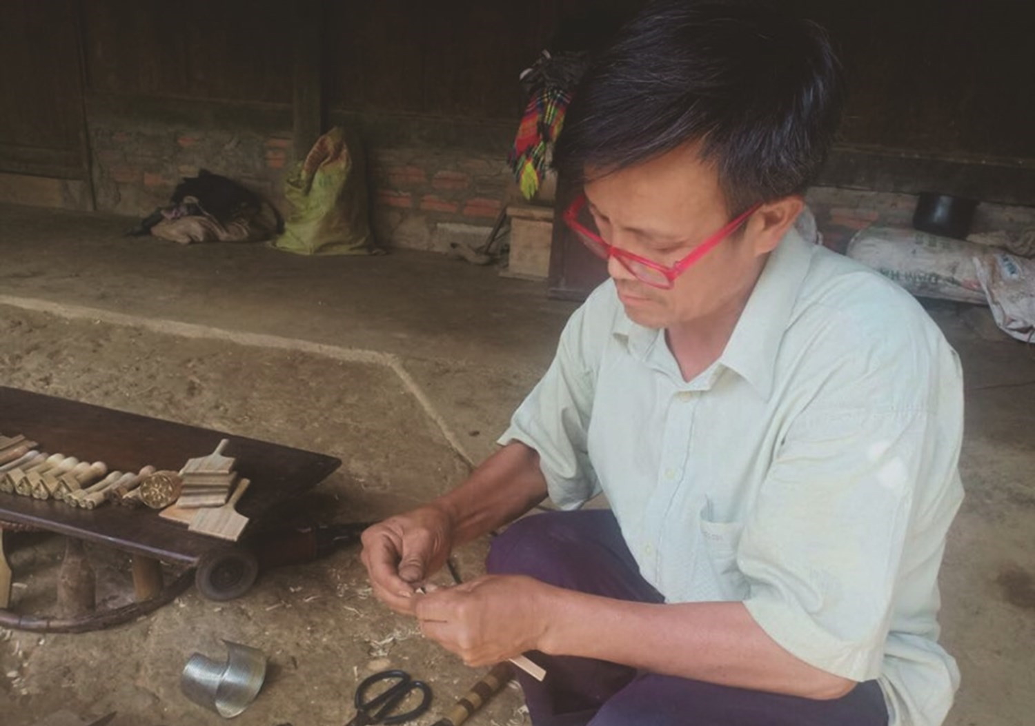 Ông Lý Pàng Chua, người chế tác bút sáp ong ở bản Pú Nhu,  xã La Pán Tẩn, huyện Mù Cang Chải (Yên Bái)