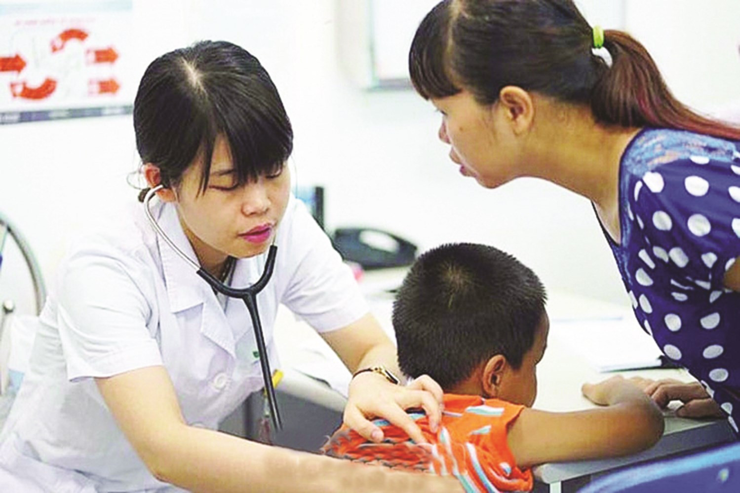 Theo các chuyên gia y tế, tiêm vắc xin là biện pháp quan trọng để phòng chống một số dịch bệnh nguy hiểm