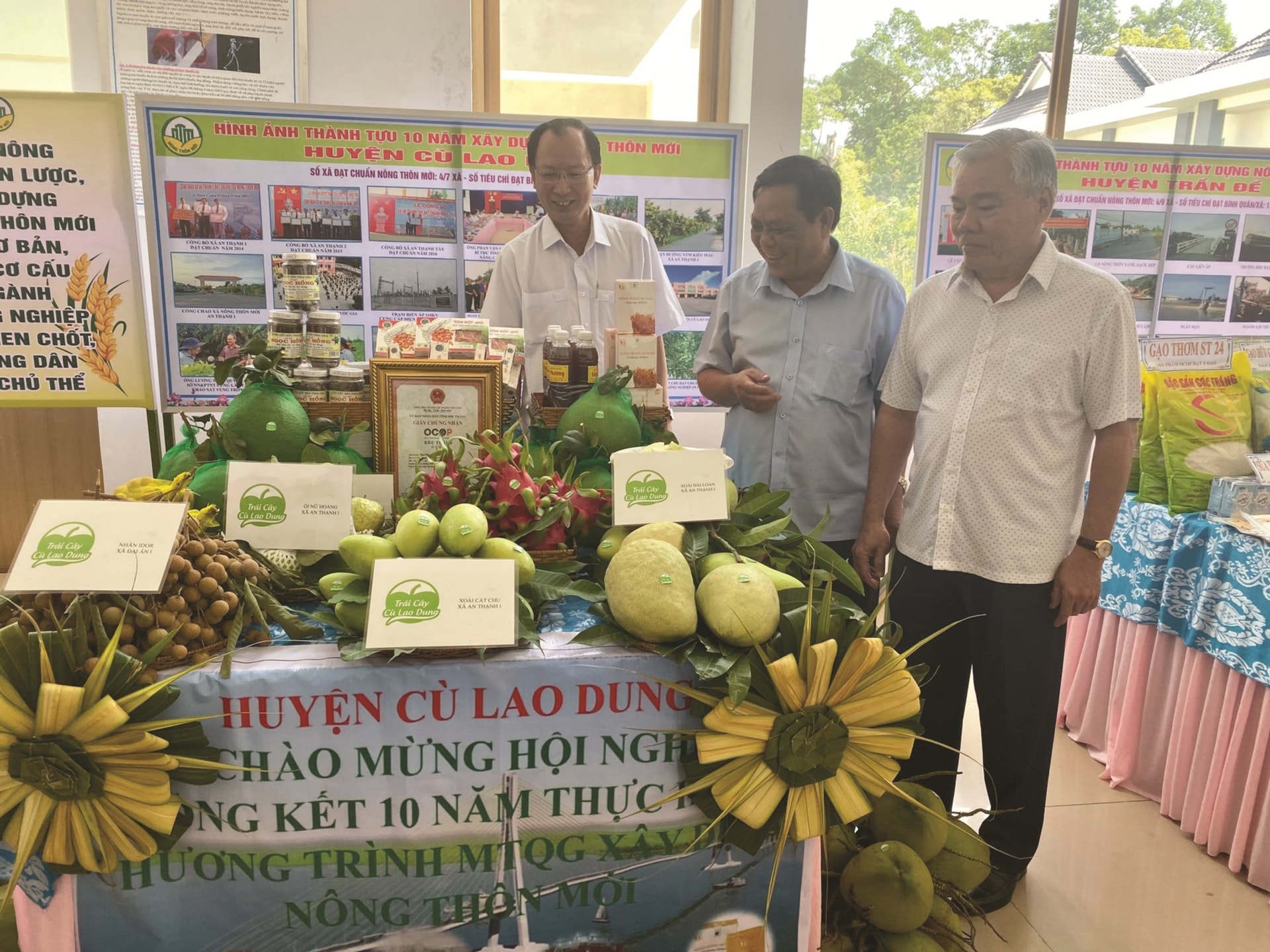 Các loại đặc sản thuộc Chương trình mỗi xã một sản phẩm ở Cù Lao Dung được trưng bày nhân Tổng kết 10 năm xây dựng NTM tỉnh Sóc Trăng.