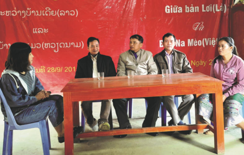 Ông Són Ma Ny, Bí thư, Trưởng bản Lơi, huyện Viêng Xay, tỉnh Hủa Phăn (Lào) (người mặc áo đen) chia sẻ về tình đoàn kết giữa 2 bản kết nghĩa
