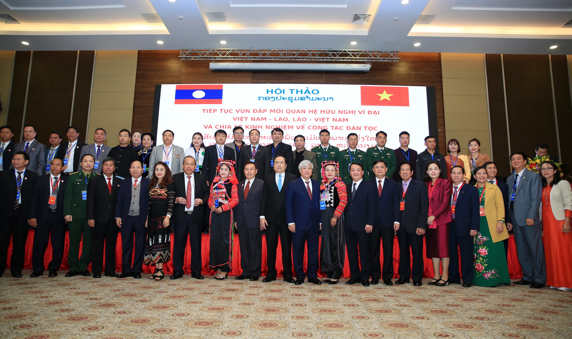 Các đại biểu chụp ảnh lưu niệm cùng với lãnh đạo cấp cao của hai Nhà nước Việt Nam và Lào