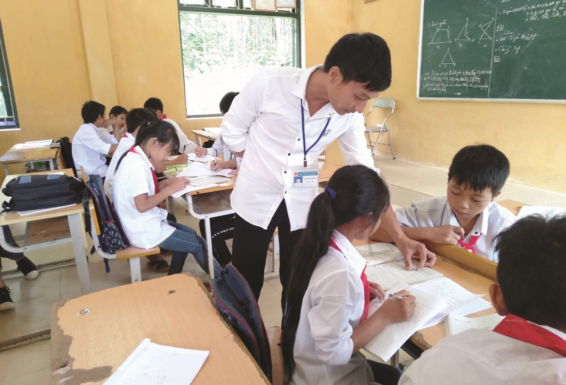 Thầy giáo La Văn Quân dạy học trò trên lớp