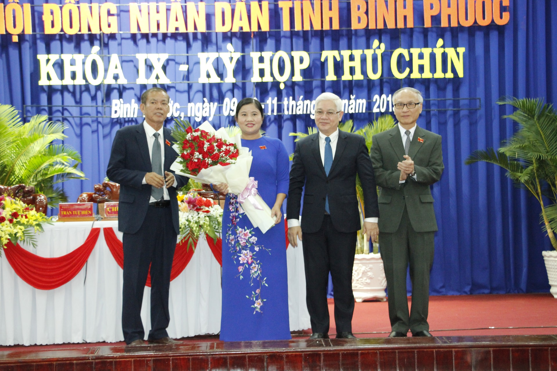 Lãnh đạo Tỉnh ủy, HĐND tỉnh Bình Phước tặng hoa chúc mừng bà Trần Tuệ Hiền