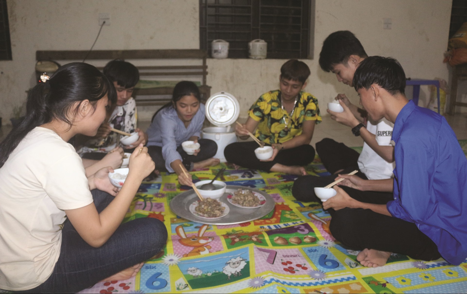 Nhờ giúp đỡ của thầy cô ở Trung tâm, nhiều học sinh có hoàn cảnh đặc biệt được tiếp tục đến trường học văn hóa, học nghề