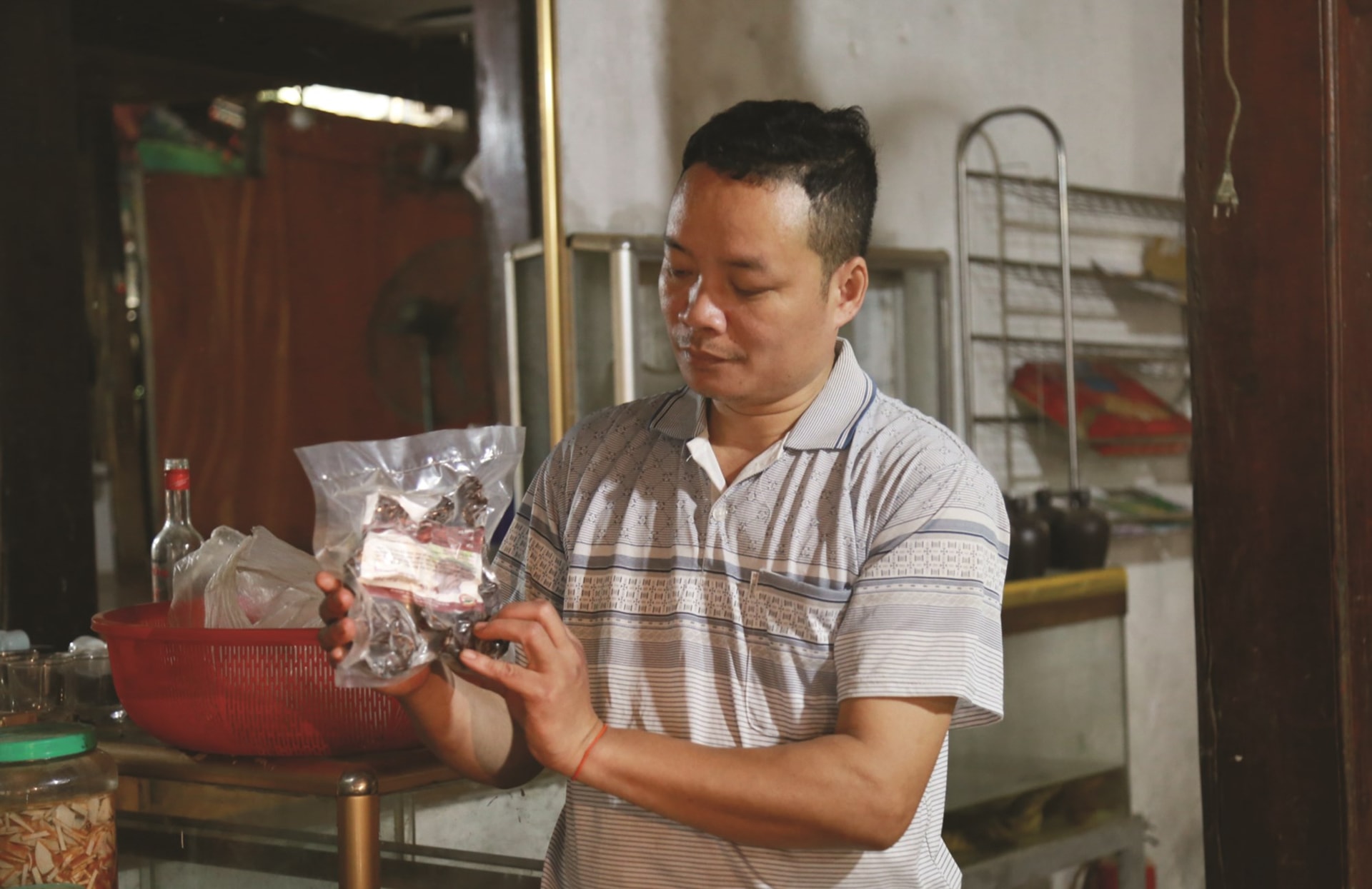 Anh  Hoàng Văn Sử với sản phẩm thịt trâu sấy Bảo Yên