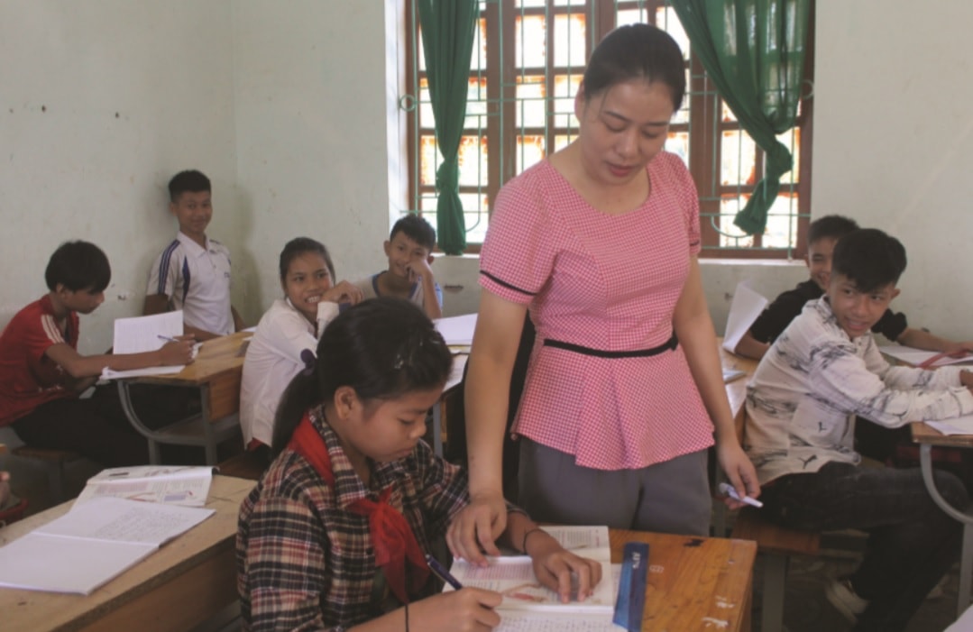 Giáo viên Trường THCS Châu Cam luôn dành sự quan tâm đặc biệt cho học sinh Đan Lai