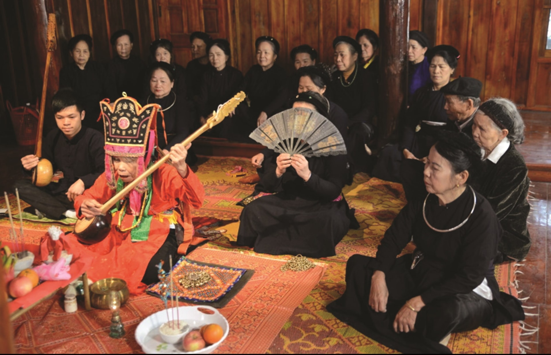 Thầy Then đang thực hiện nghi lễ