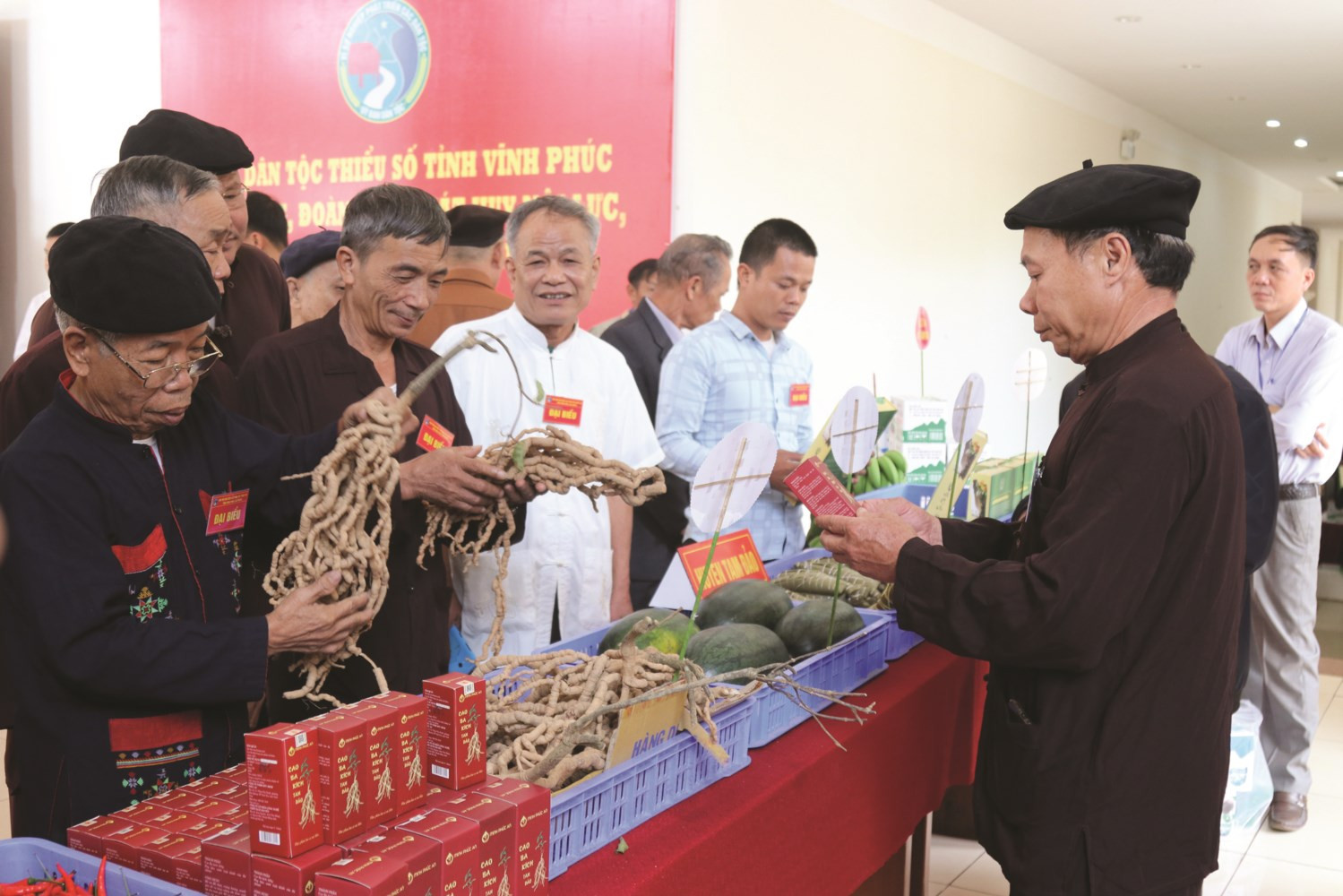 Nghệ nhân Phùng Thế Vị (đầu tiên bên trái) người có nhiều đóng góp trong việc bảo tồn và phát triển văn hóa dân tộc Dao