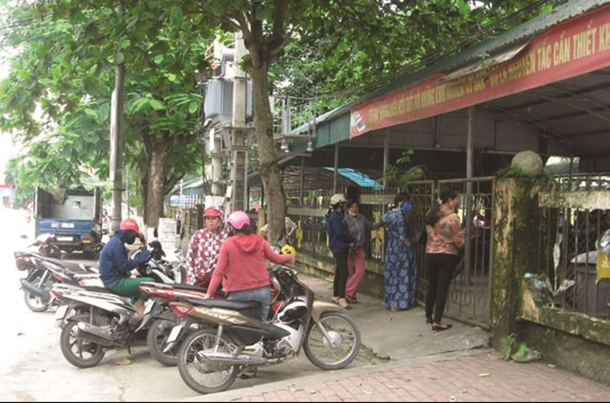 Phụ huynh xếp xe gọn gàng trên vỉa hè khi đến đón con