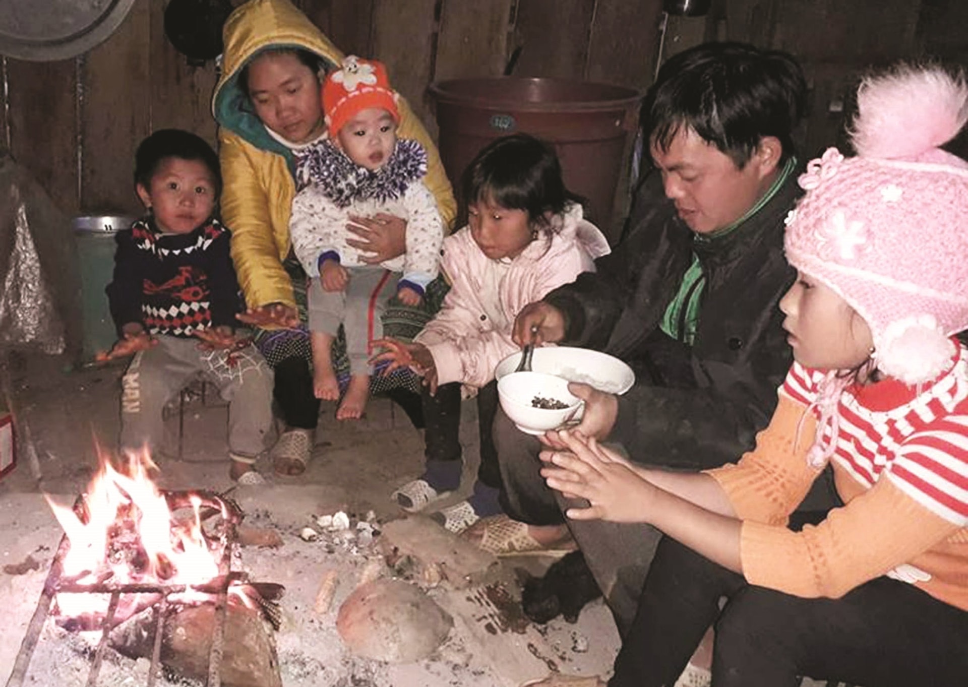 Người dân cần đề phòng ngộ độc khói than khi sử dụng bếp củi trong phòng kín gió. Ảnh MH