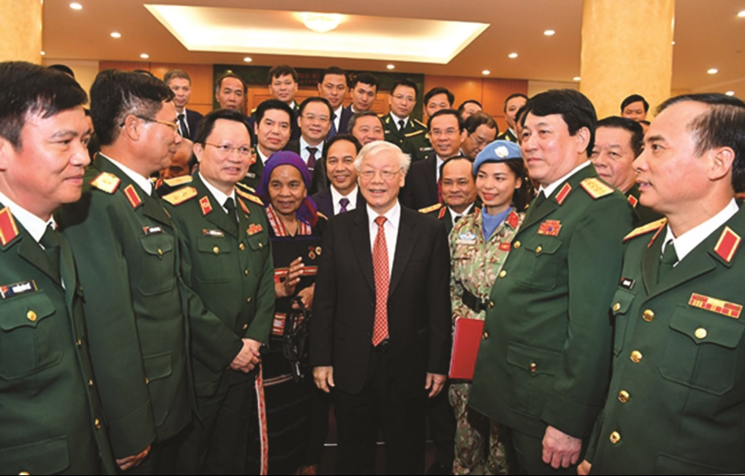 Tổng Bí thư,  Chủ tịch nước Nguyễn Phú Trọng trò chuyện với các đại biểu điển hình tiên tiến
