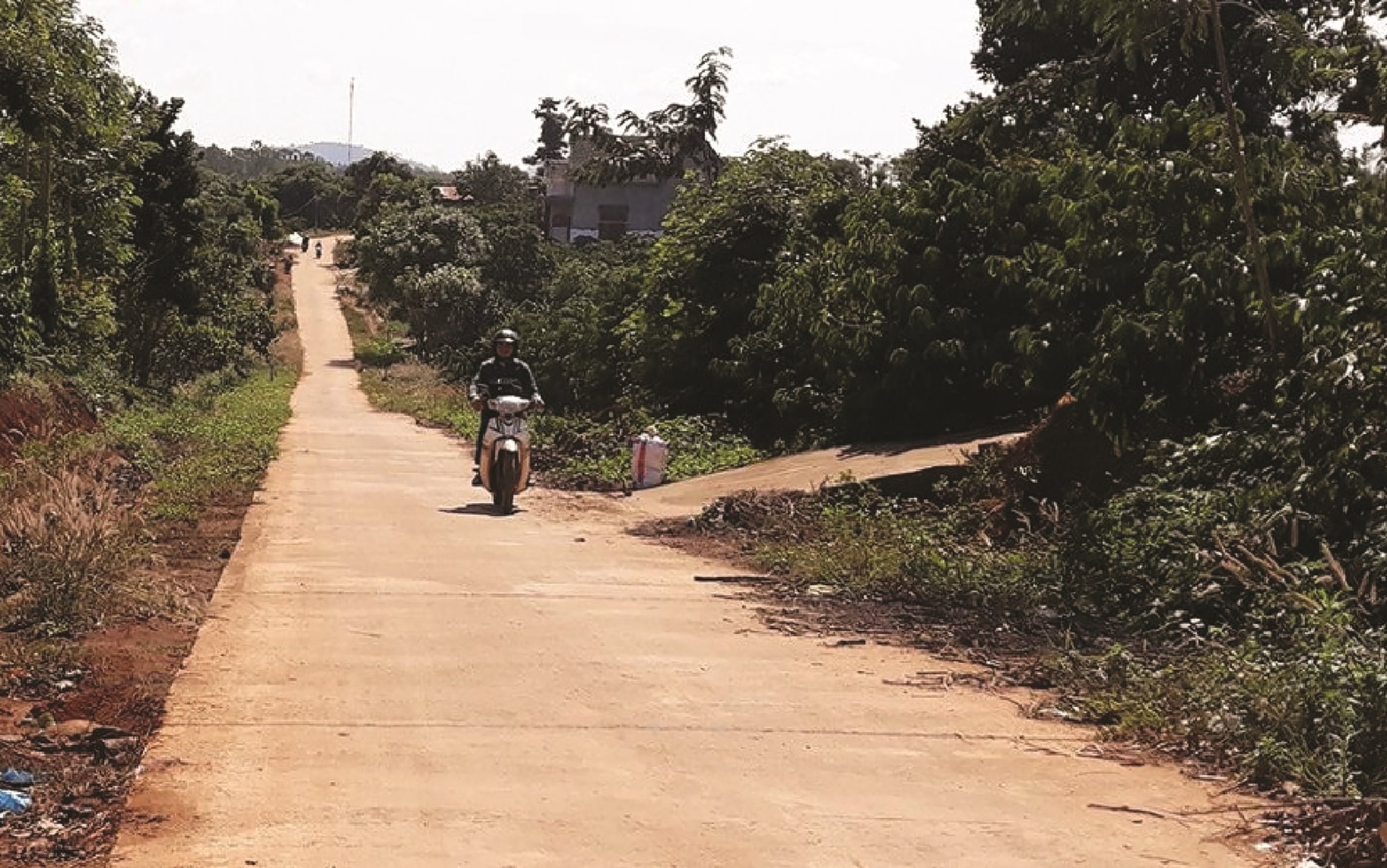 Đường vào thôn Đạ M’ Pô đã được bê tông hóa nhưng thôn vẫn chưa có điện.