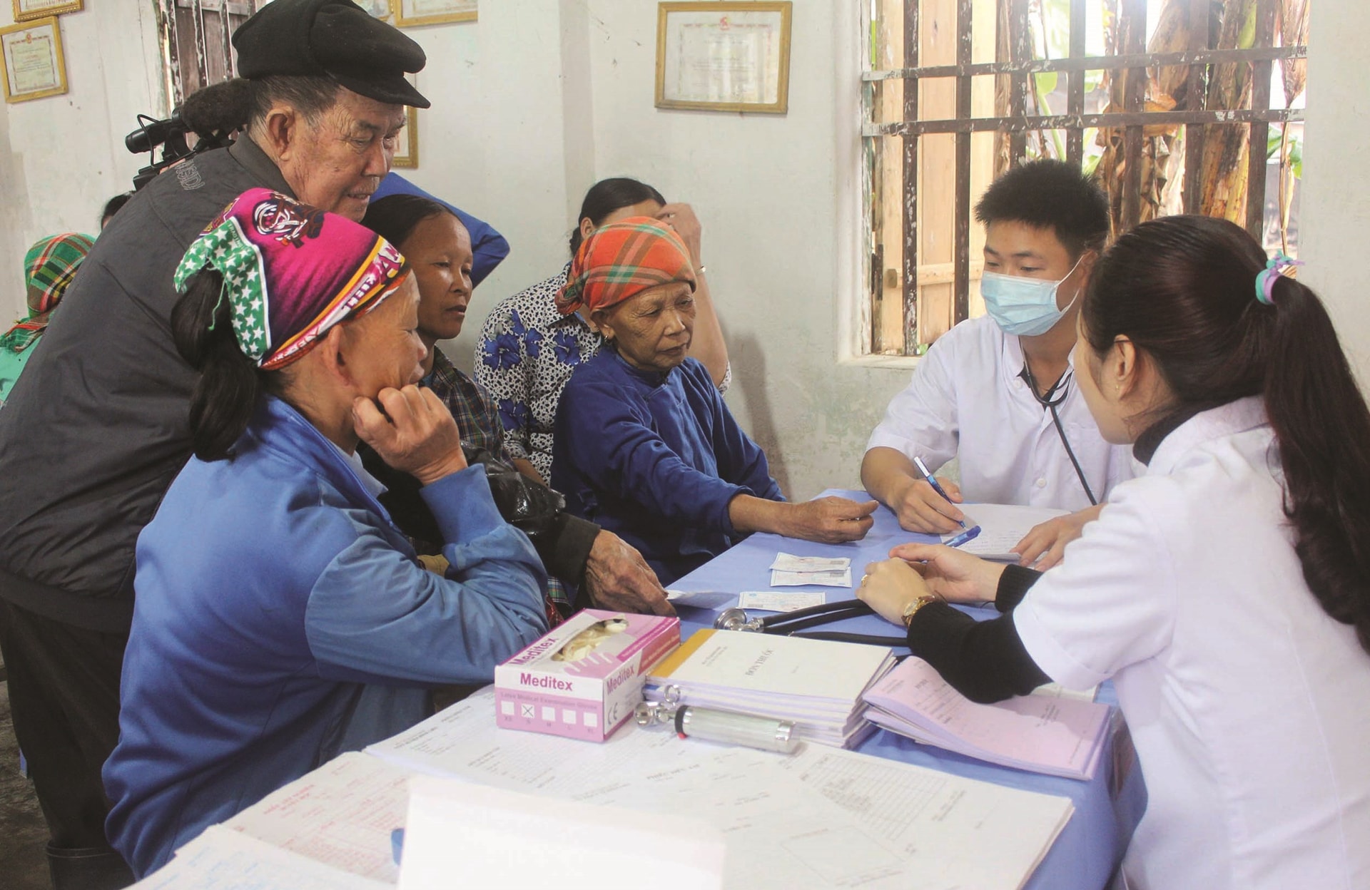 Chăm sóc sức khỏe cho đồng bào DTTS