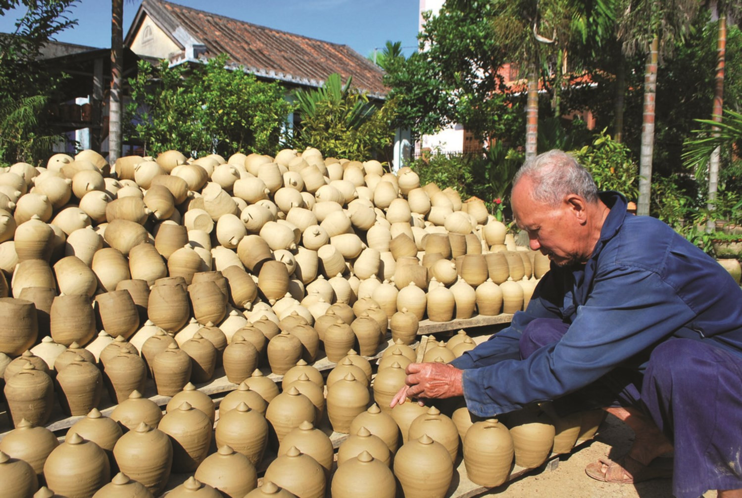 Các sản phẩm của làng nghề gốm Thanh Hà được các cụ  Nguyễn Lành đang phơi gốm