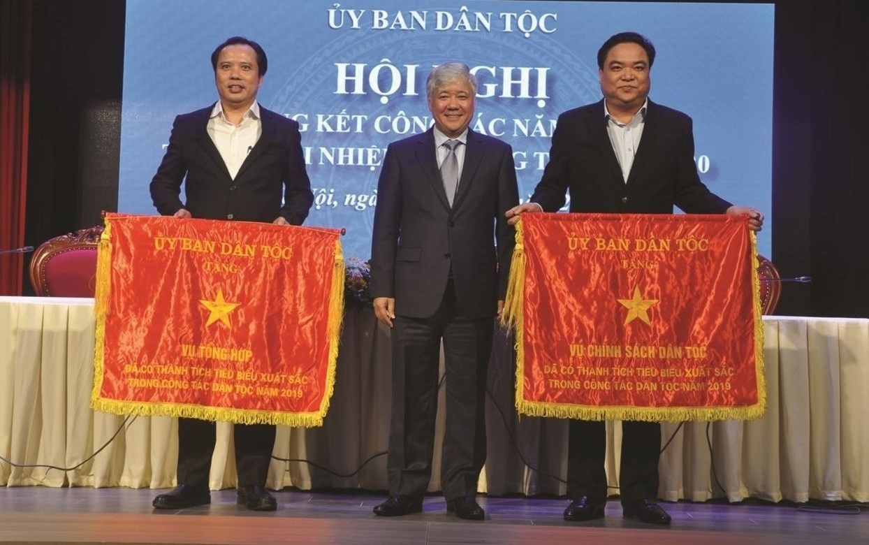 Bộ trưởng, Chủ nhiệm Đỗ Văn Chiến tặng Cờ thi đua cho 2 tập thể hoàn thành xuất sắc nhiệm vụ
