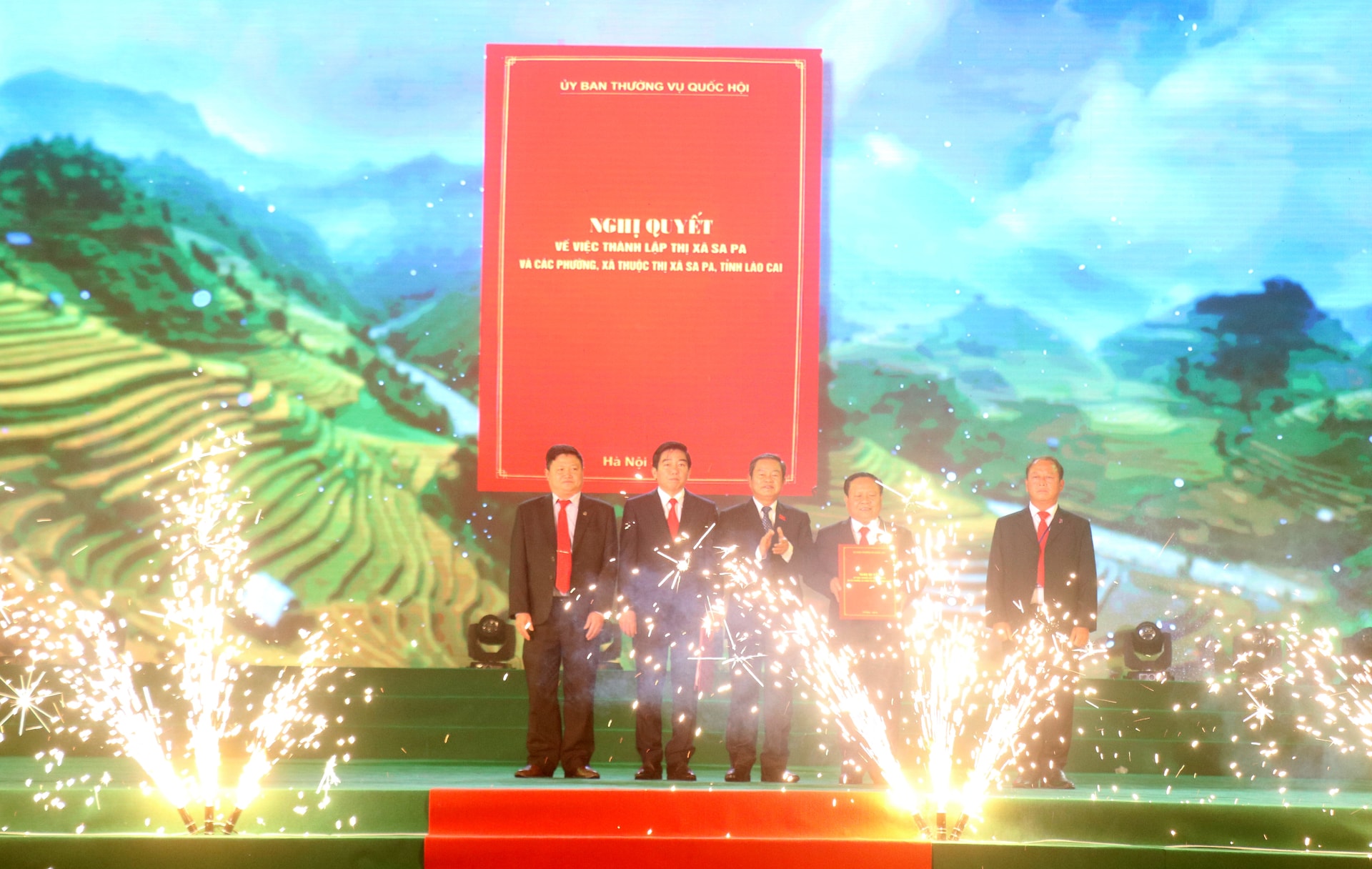 Đại tướng Đỗ Bá Tỵ (đứng giữa) trao Nghị quyết của Ủy ban Thường vụ Quốc hội cho đại diện lãnh đạo Thị ủy và UBND thị xã Sa Pa