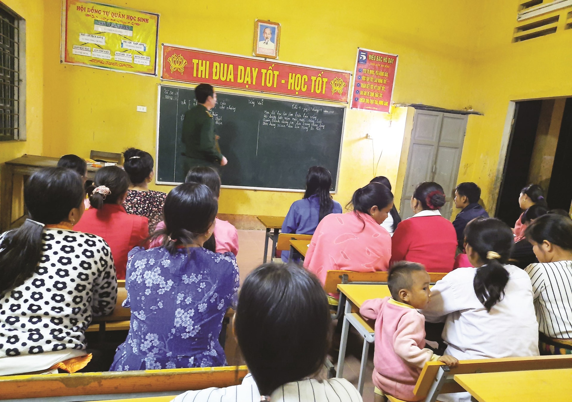 Các học viên chăm chú nghe giáo viên giảng bài