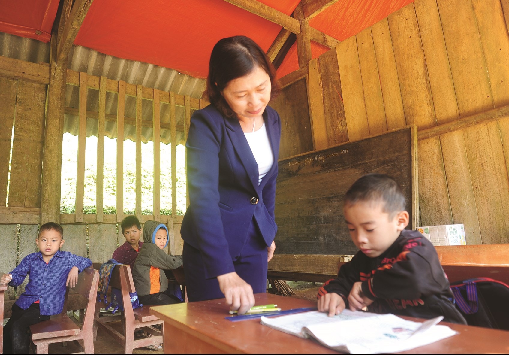  Cô giáo Nguyễn Minh Duyên, điểm trường Tiểu học Tâm Mi thuộc Trường Tiểu học Công Đa (Yên Sơn) trong một tiết học dạy lớp 1