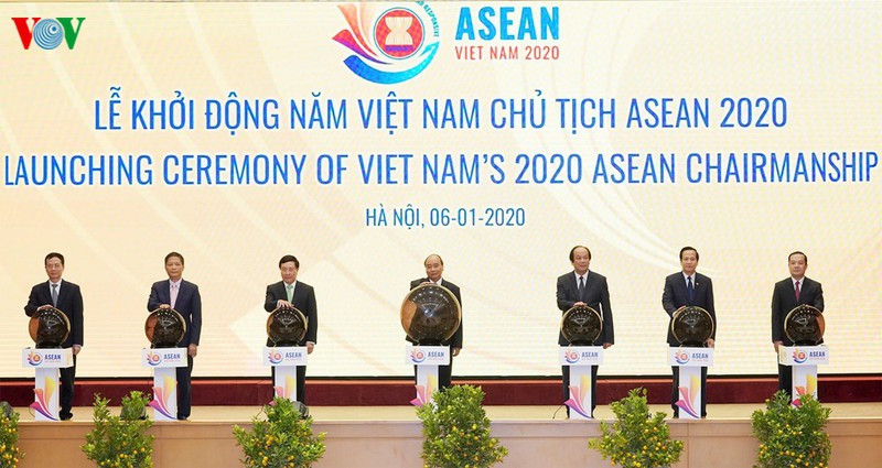 Thủ tướng Nguyễn Xuân Phúc, Chủ tịch ASEAN 2020 và các đại biểu thực hiện nghi thức khởi động Năm Chủ tịch ASEAN 2020. 