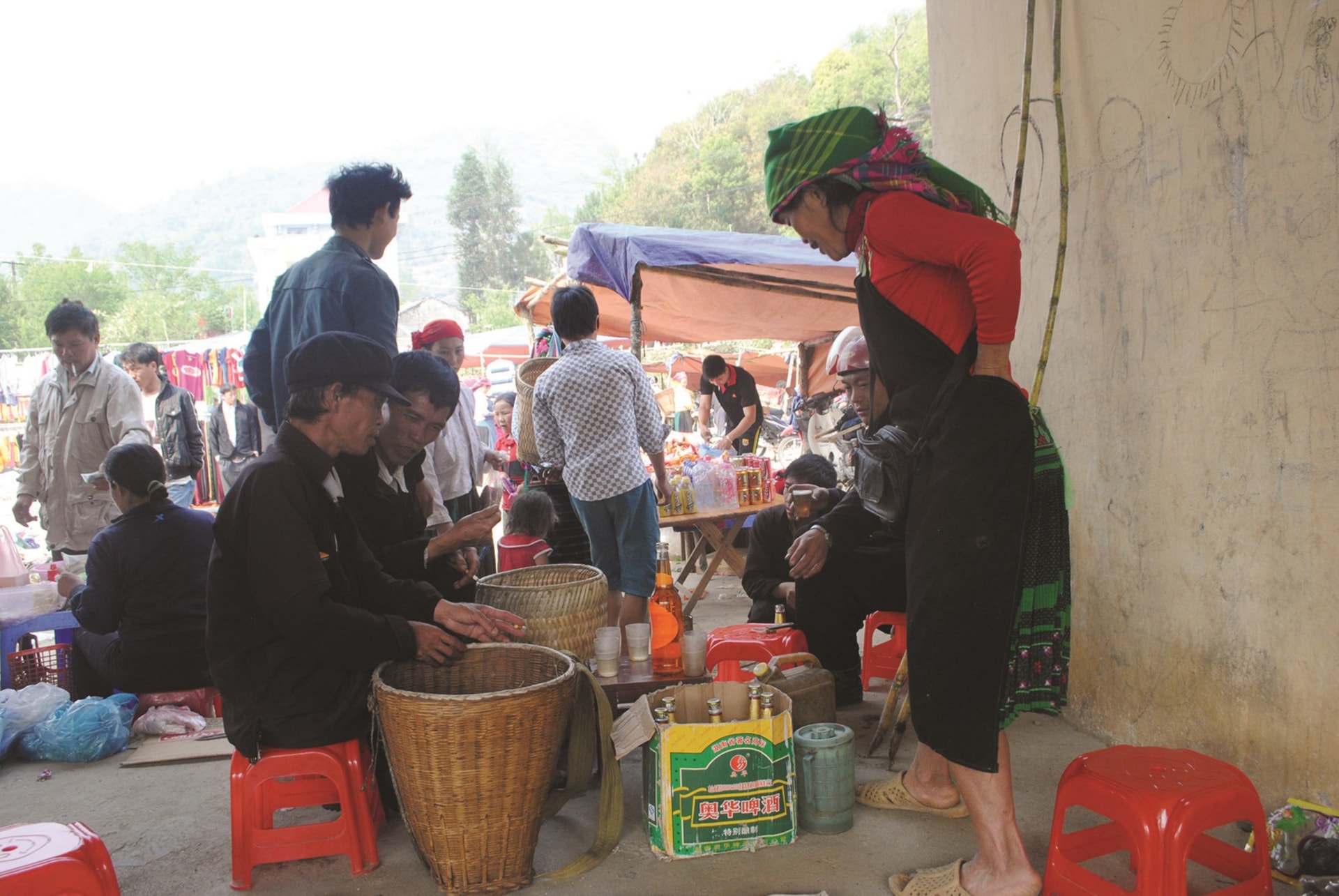 Tình trạng uống rượu, bia vẫn còn phổ biến ở vùng DTTS và miền núi.