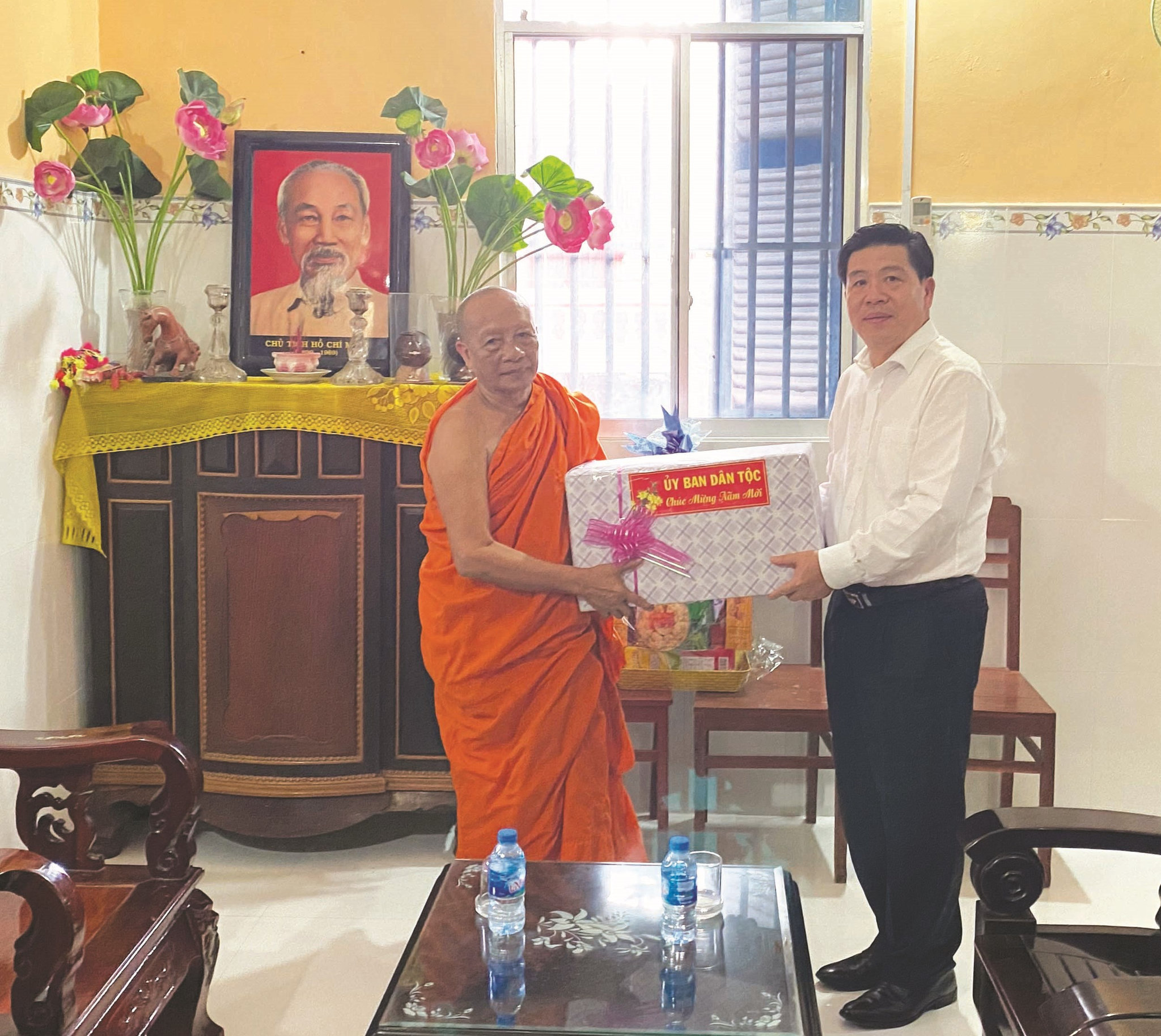 Thứ trưởng, Phó Chủ nhiệm UBDT Lê Sơn Hải trao quà Tết cho Hội Đoàn kết sư sãi yêu nước tỉnh  Sóc Trăng