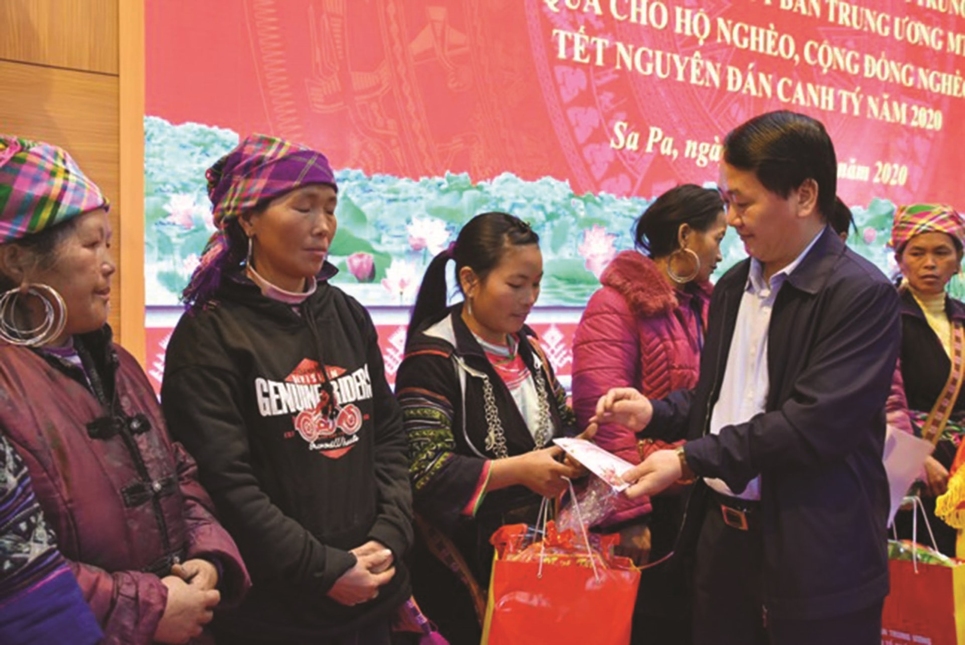 Phó Chủ tịch - Tổng Thư ký Ủy ban Trung ương MTTQ Việt Nam Hầu A Lềnh tặng quà Tết cho đồng bào nghèo thị xã Sa Pa, tỉnh Lào Cai. Ảnh TL