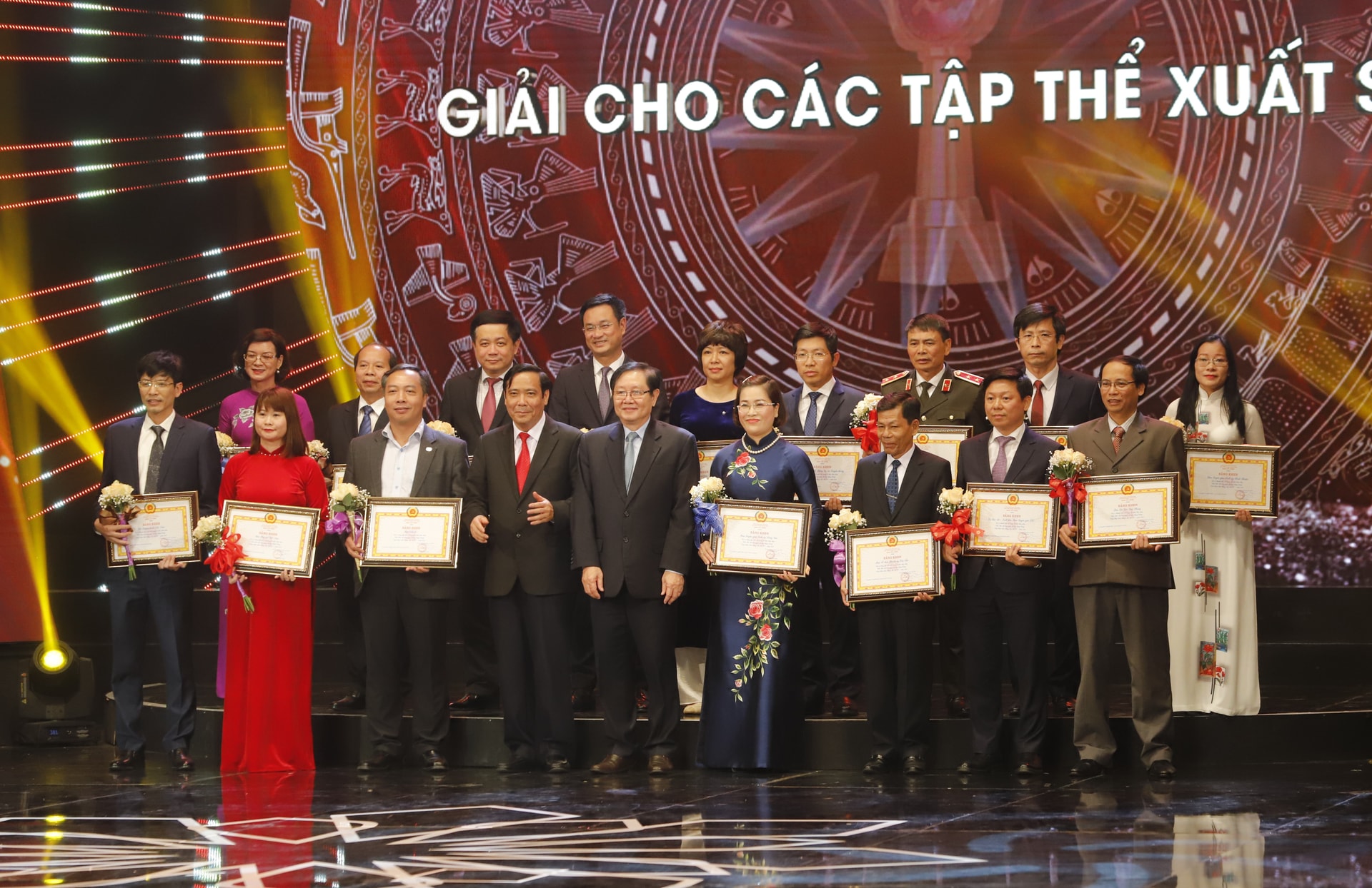 Ban Tổ chức trao giải cho 16 tập thể tiêu biểu xuất sắc