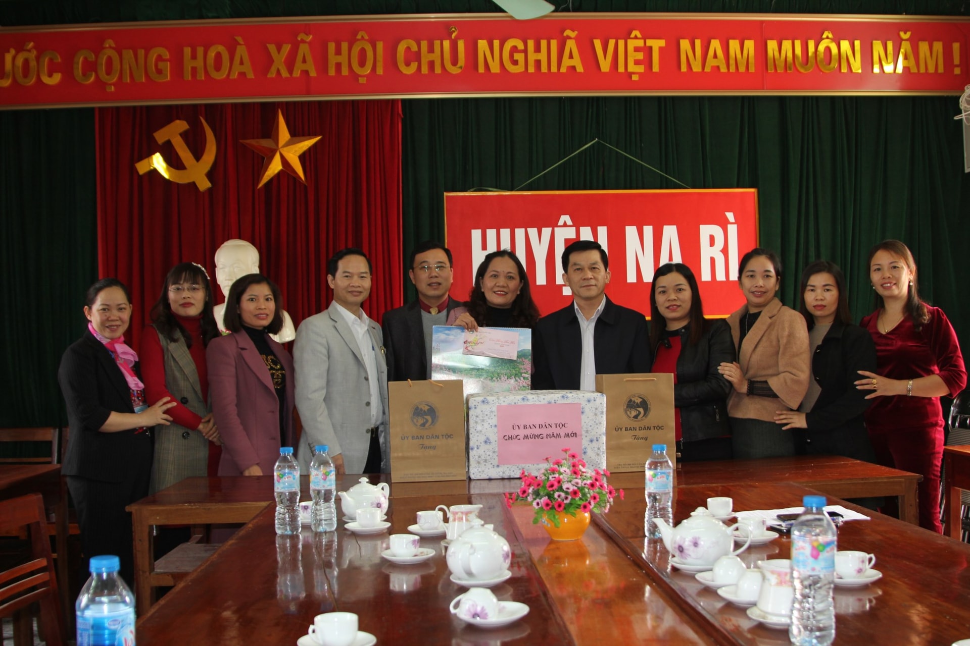 Thứ trưởng, Phó Chủ nhiệm Nông Quốc Tuấn chúc Tết Trường Phổ thông Dân tộc Nội trú Na Rì, tỉnh Bắc Kạn