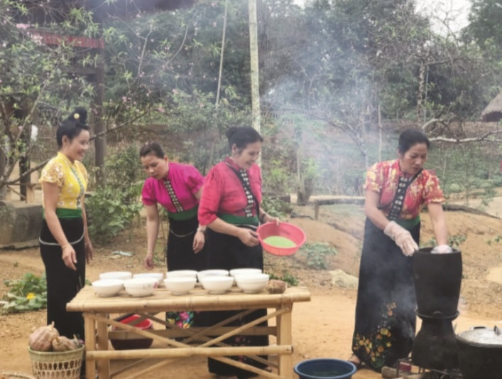 Đồng bào dân tộc Thái chuẩn bị các món ăn đón Tết.