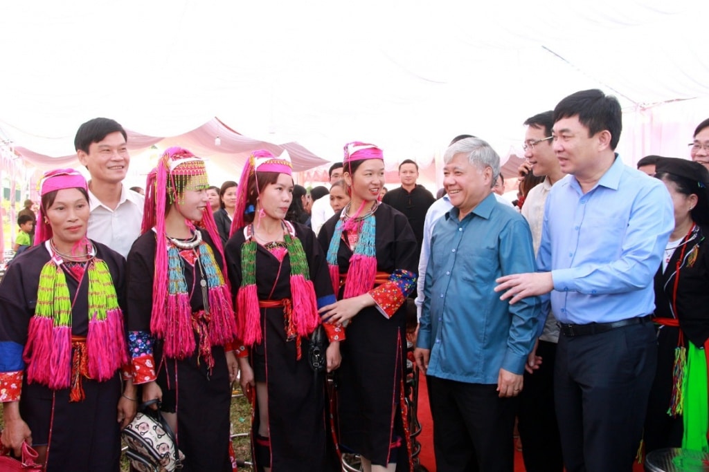 Với sự nỗ lực của cả hệ thống chính trị cùng đồng bào các dân tộc, vùng DTTS và miền núi sẽ phát triển toàn diện. (Trong ảnh: Bộ trưởng, Chủ nhiệm Đỗ Văn Chiến, thứ hai từ phải sang, dự và chung vui Ngày hội Đại đoàn kết toàn dân tộc tại thôn Vòm Tre, xã Bình Dân, huyện Vân Đồn, tỉnh Quảng Ninh).