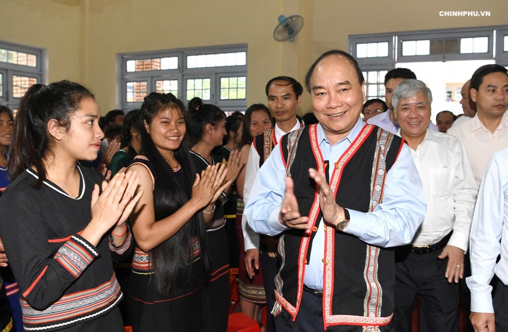 Lãnh đạo Đảng, Nhà nước luôn quan tâm phát triển vùng DTTS và miền núi.  (Trong ảnh: Thủ tướng Nguyễn Xuân Phúc  dự Lễ khai giảng năm học mới của Trường Phổ thông Dân tộc nội trú tại xã Đăk Hà-Tu Mơ Rông - Kon Tum ngày 05/9/2018).
