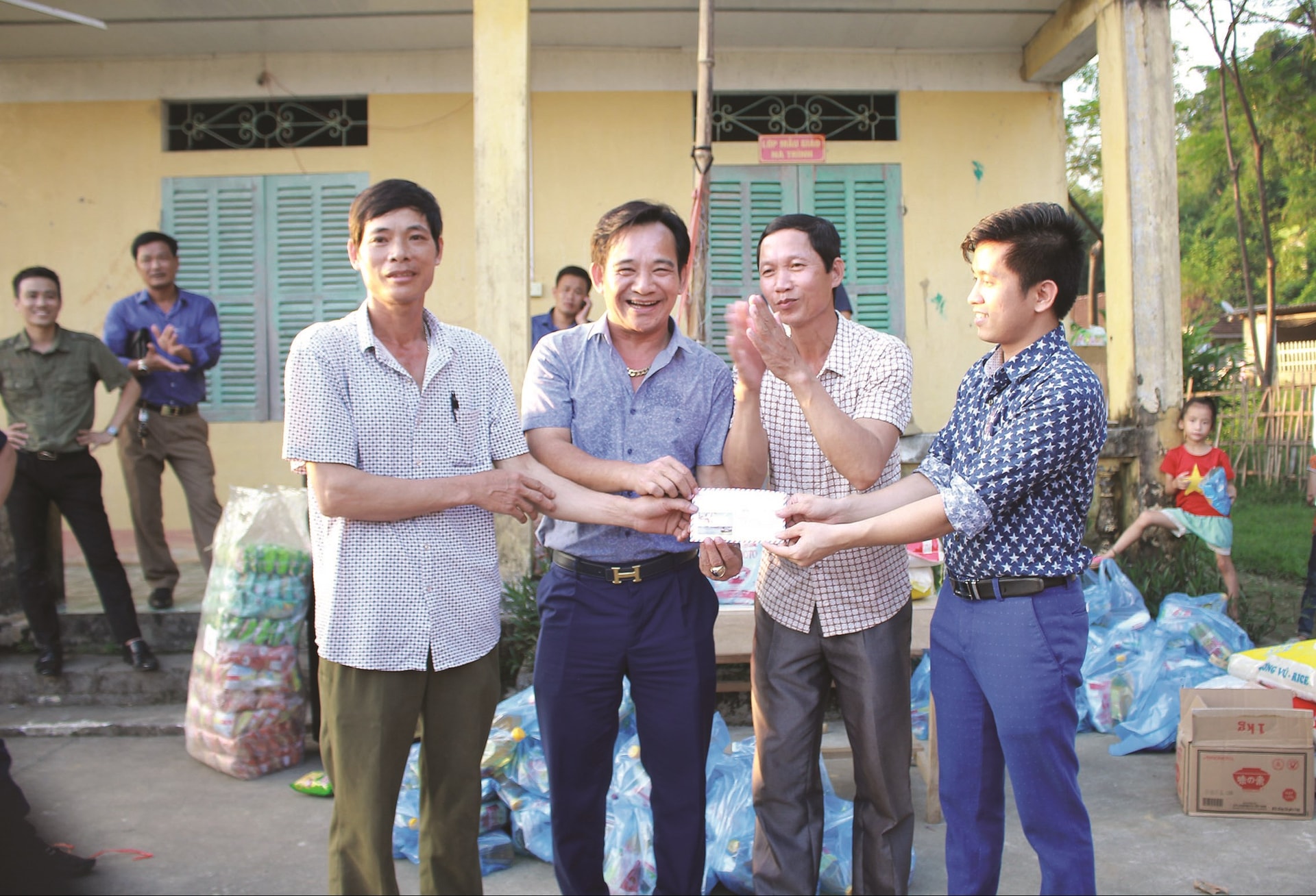 Ca sĩ Mai Trần Lâm cùng diễn viên hài Quang Tèo tặng quà cho người dân