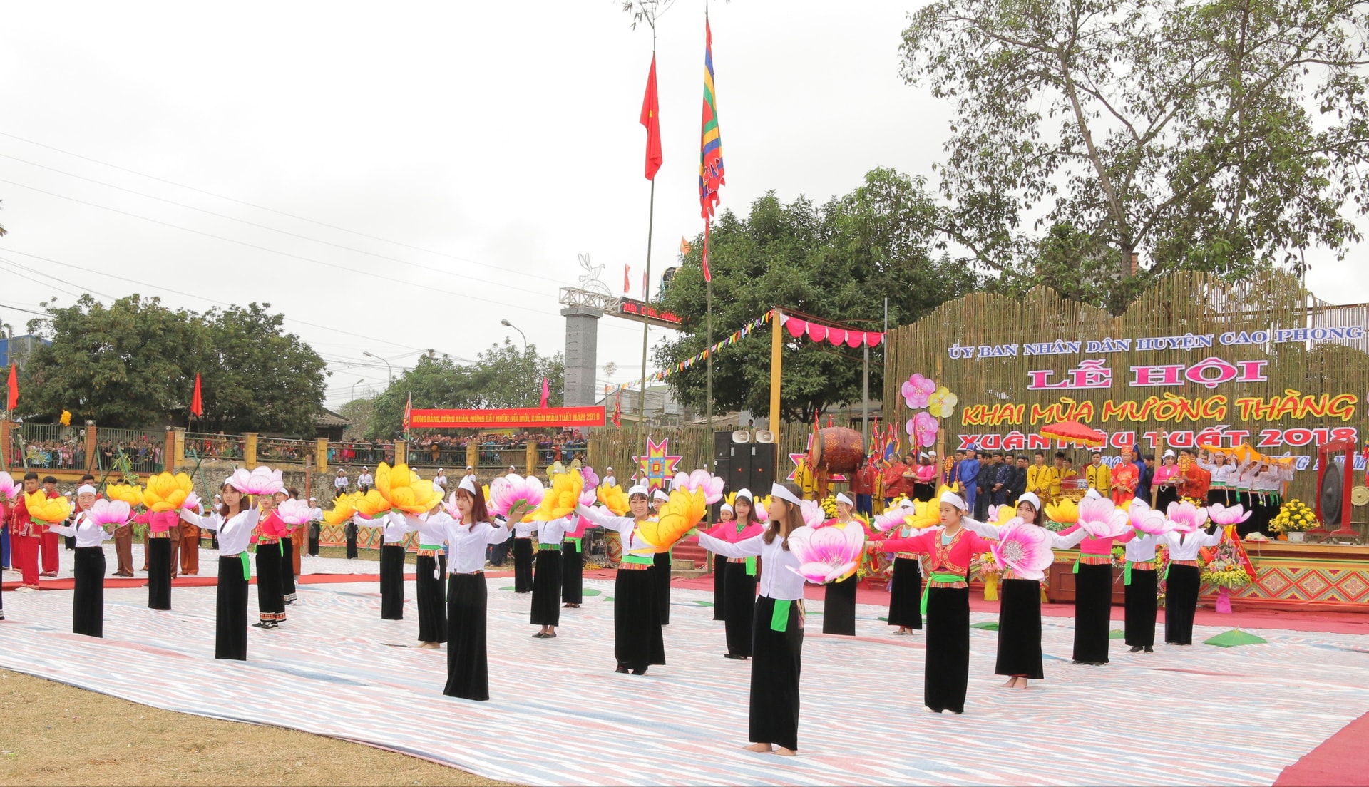 Đồng bào dân tộc Mường huyện Cao Phong (Hòa Bình) vui lễ hội Khai mùa Mường Thàng