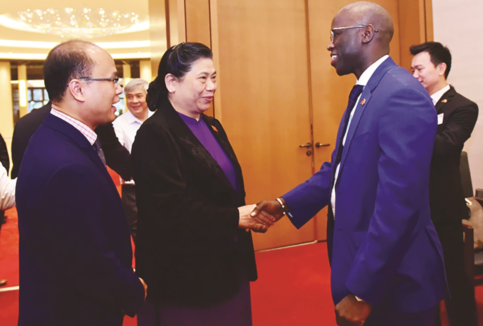 Phó Chủ tịch Thường trực Quốc hội Tòng Thị Phóng và Giám đốc Quốc gia Ngân hàng Thế giới tại Việt Nam Ousmane Dione tại Hội nghị về báo cáo nghiên cứu của Ngân hàng Thế giới về “Các yếu tố ảnh hưởng đến sự phát triển kinh tế - xã hội của đồng bào dân tộc thiểu số tại Việt Nam”.