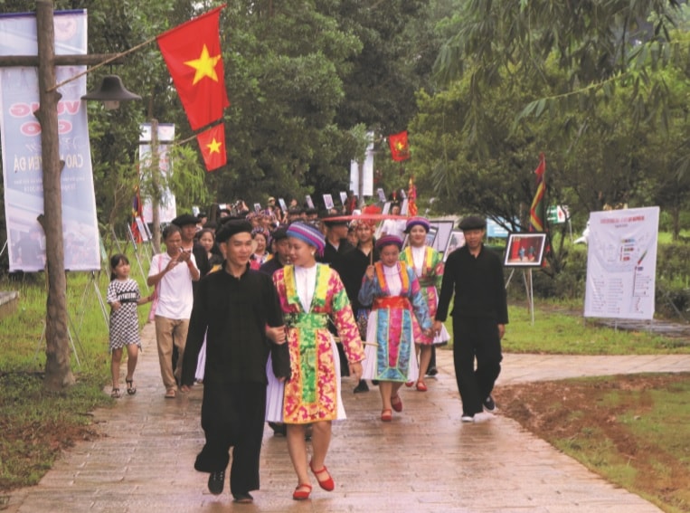 Sắc màu độc đáo trên nhưng bộ trang phục truyền thống của đồng bào các dân tộc vẫn được giữ gìn trong nhịp sống hiện đại