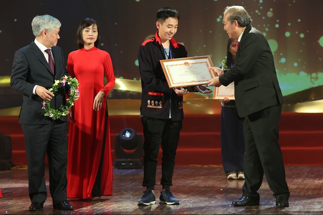 Phó Thủ tướng Thường trực Chính phủ Trương Hòa Bình và Bộ trưởng, Chủ nhiệm Ủy ban Dân tộc Đỗ Văn Chiến tặng Bằng khen và hoa cho học sinh, sinh viên, thanh niên DTTS xuất sắc, tiêu biểu năm 2019