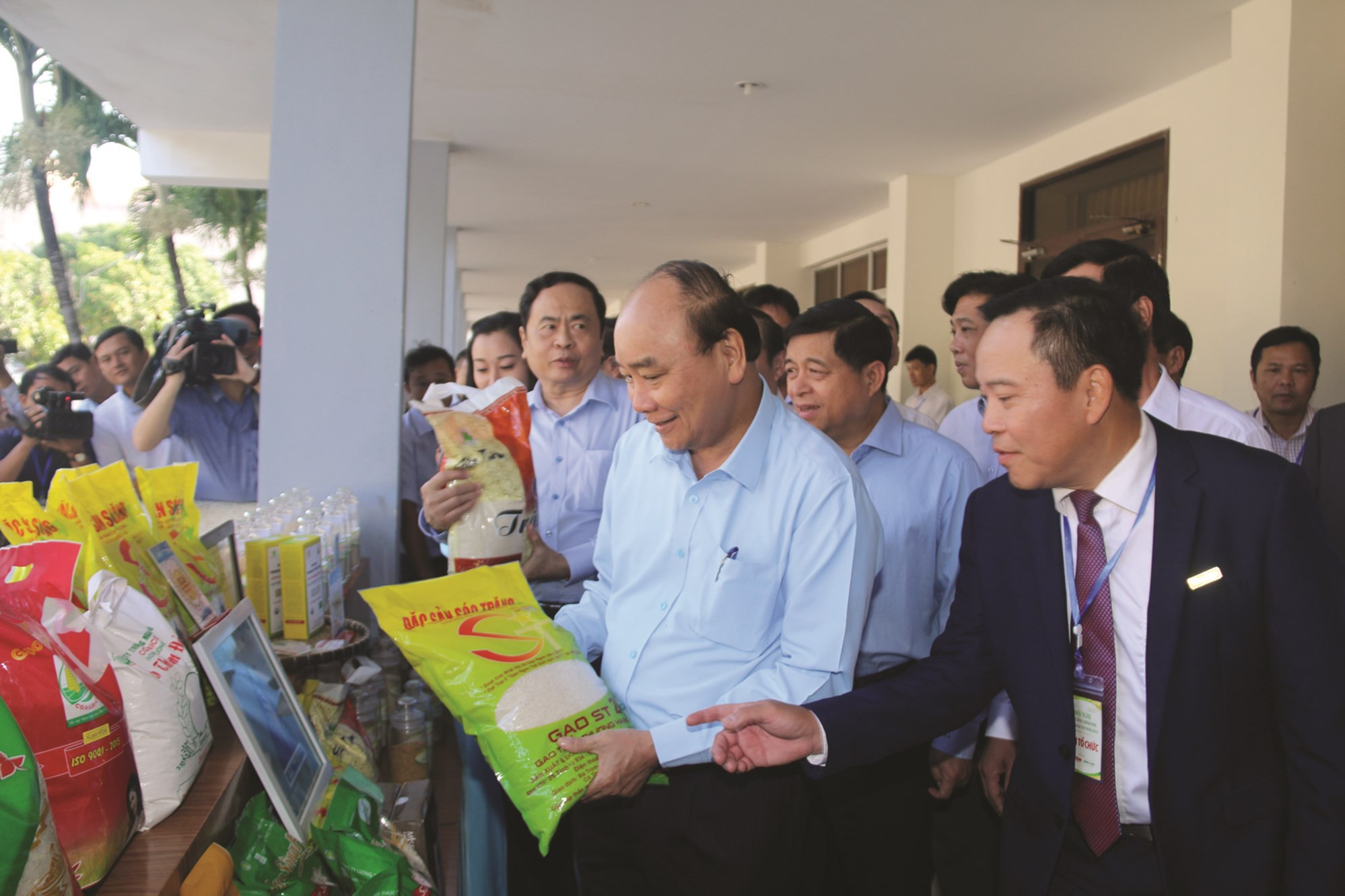 Thủ tướng Chính phủ, Nguyễn Xuân phúc thăm quan gian hàng trưng bày gạo ST25 tại Hội nghị “ Thủ tướng đối thoại Nông dân năm 2019”, tại Cần Thơ.