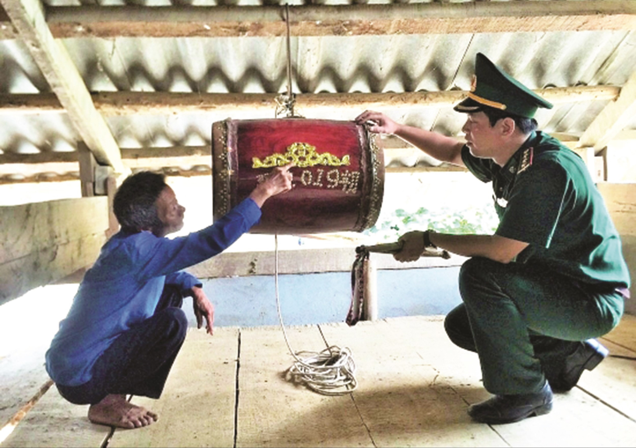 Ông Thào Hà, Bí thư Chi bộ thôn Cốc Phương giới thiệu về chiếc trống nghĩa tình mà thôn Cốc Phương và tổ Tam Bình Bá vẫn thường xuyên sử dụng