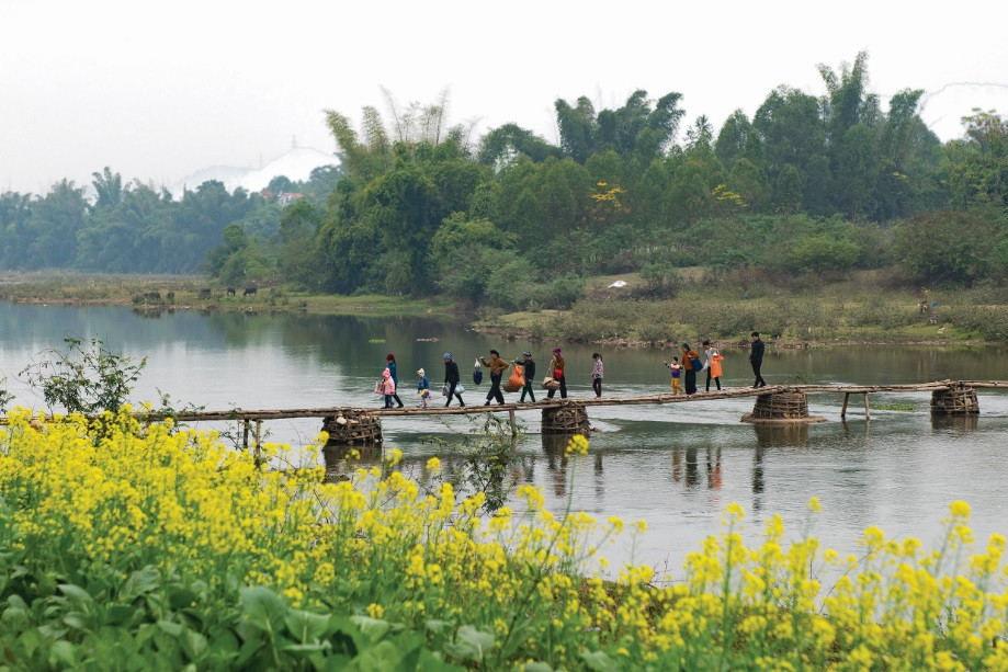 Cầu nối đôi bờ sông Kỳ Cùng ở xã Tân Liên, huyện Cao Lộc (Lạng Sơn) - Ảnh Dương Bao