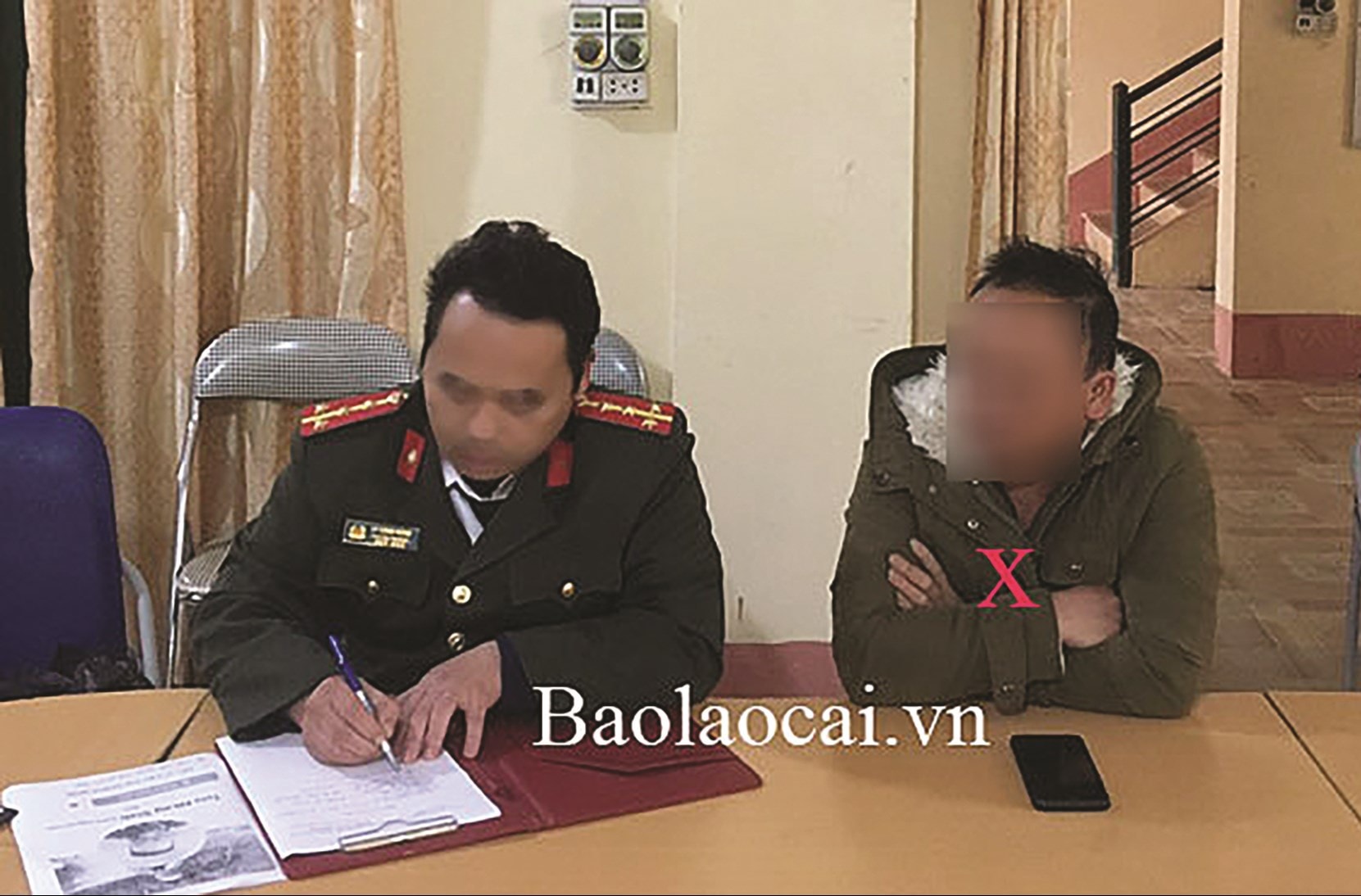 Vàng A Tr (người có dấu nhân màu đỏ) tại cơ quan công an