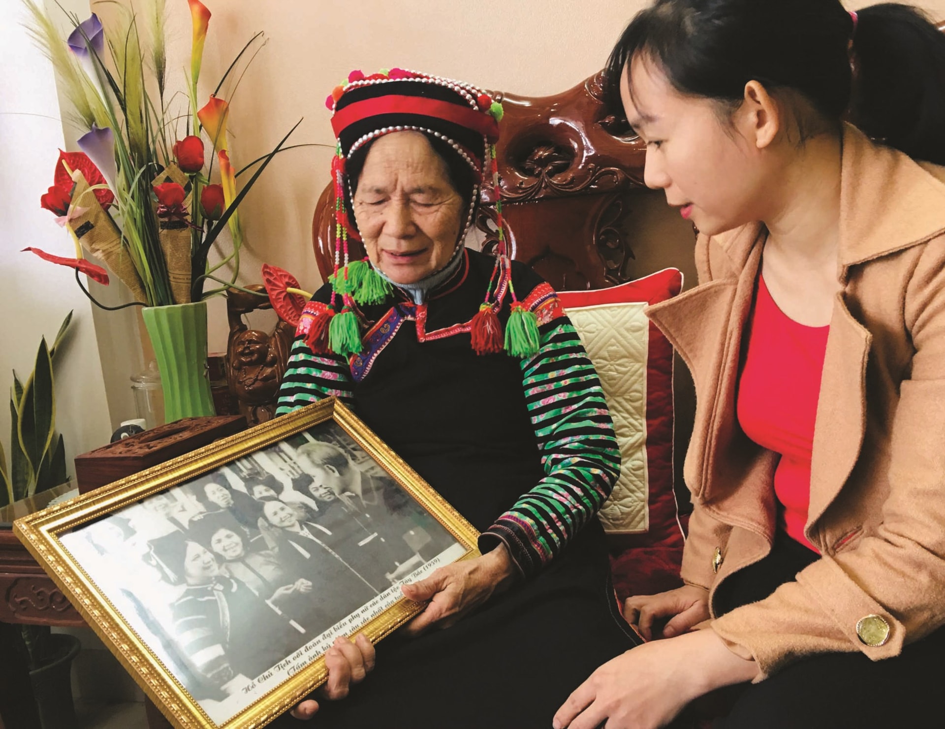 Bà Chu Chà Me (bên trái) chia sẻ về kỷ niệm lần được gặp Bác.