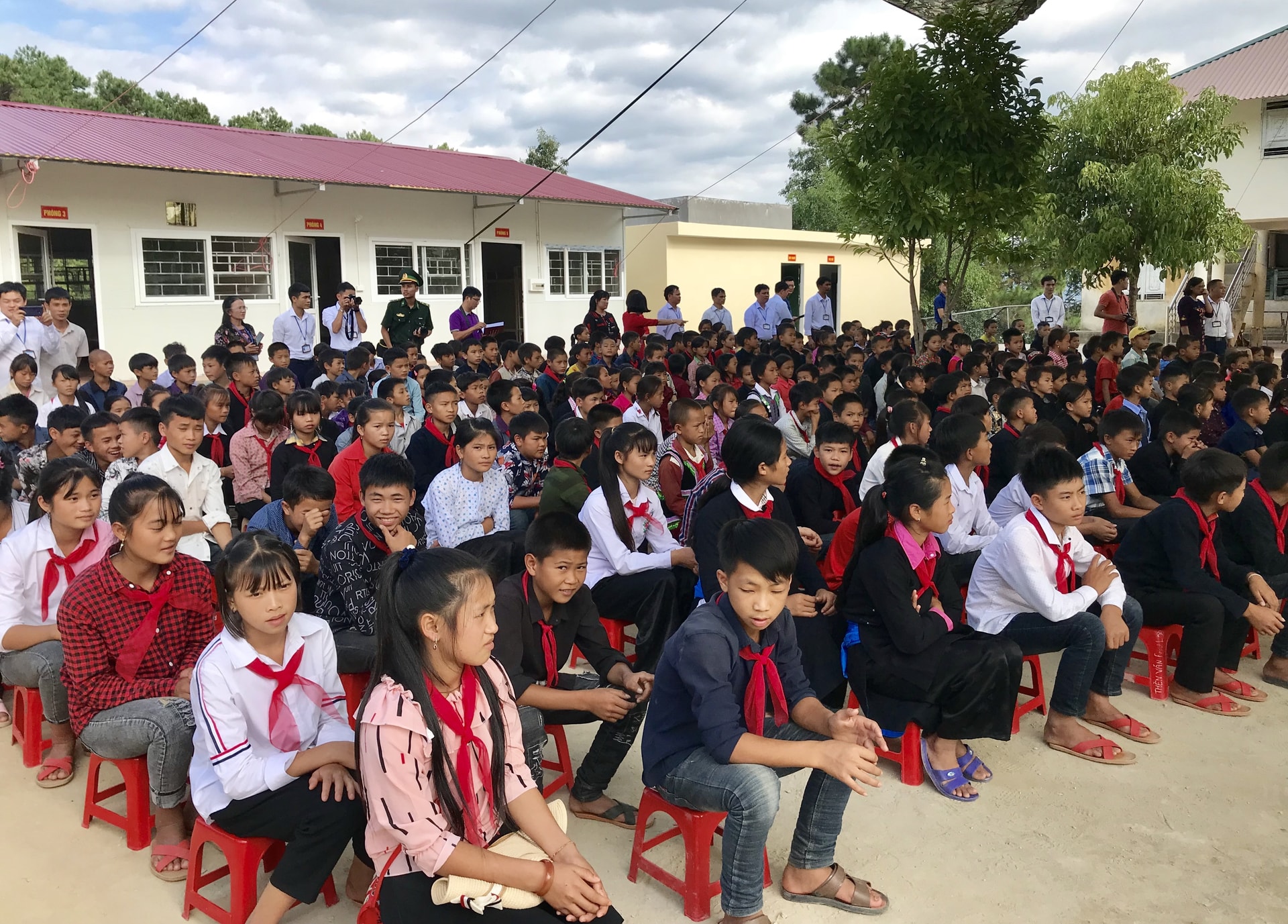 Cần tìm giải pháp hữu hiệu để hạn chế tình trạng học sinh DTTS bỏ học