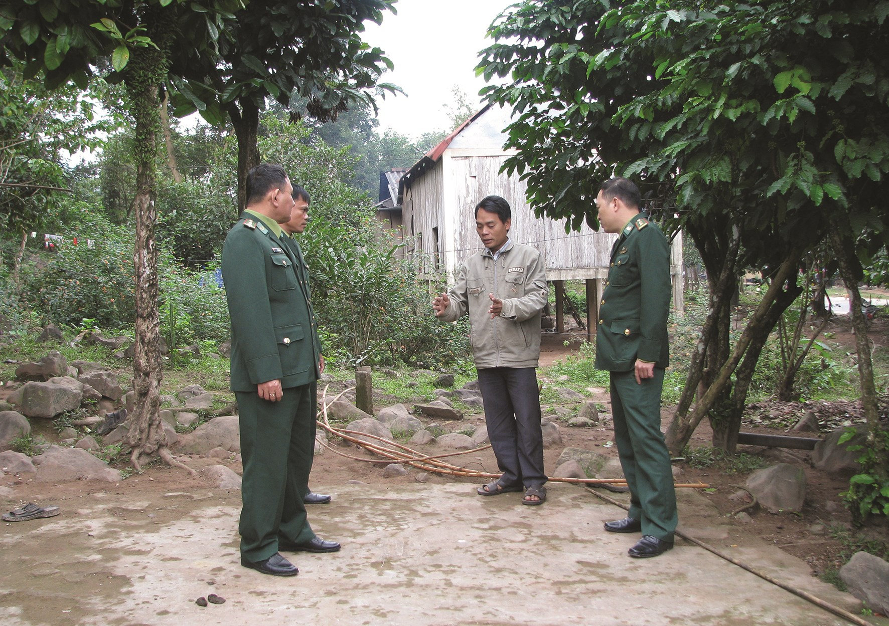 Ông Hồ Văn Thủy trao đổi thông tin với cán bộ, chiến sĩ Đồn Biên phòng Cửa khẩu quốc tế La Lay (BĐBP Quảng Trị)