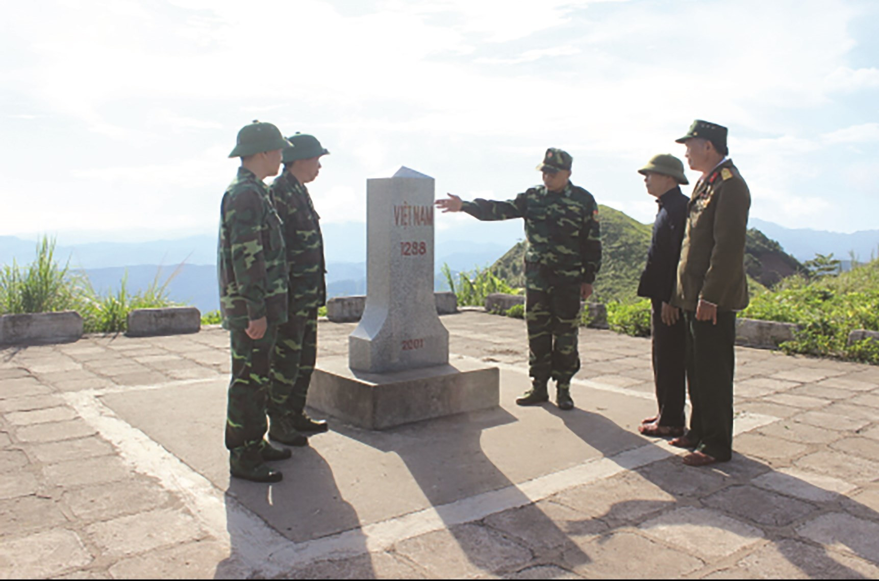 Ông Hoàng Ngọc Thanh luôn là một trong những người gương mẫu, tích cực trong công tác tuyên truyền, vận động các hộ gia đình tham gia bảo vệ chủ quyền, an ninh biên giới quốc gia”. Ông Tô Đức Sơn, Chủ tịch UBND xã Bắc Xa