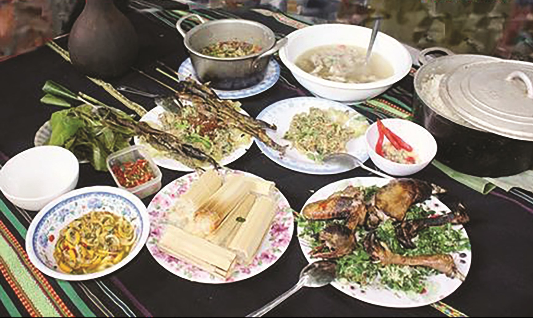 Món canh chua kiến vàng của người Ê-đê