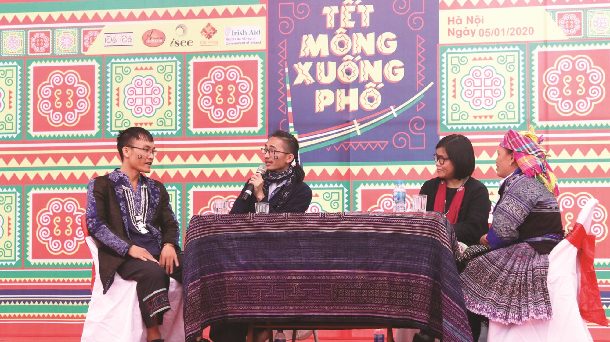 Khang A Tủa tích cực tham gia các hoạt động xã hội, các dự án nhằm phát triển văn hóa Mông