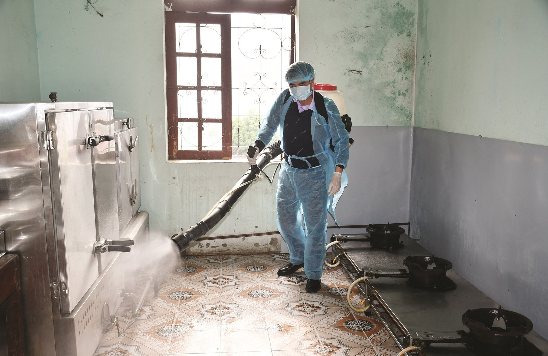 Tất cả các trường học trên địa bàn tỉnh Lào Cai đã và đang được phun tiêu trùng,  khử động sẵn sàng đón học sinh sau kỳ nghỉ dài