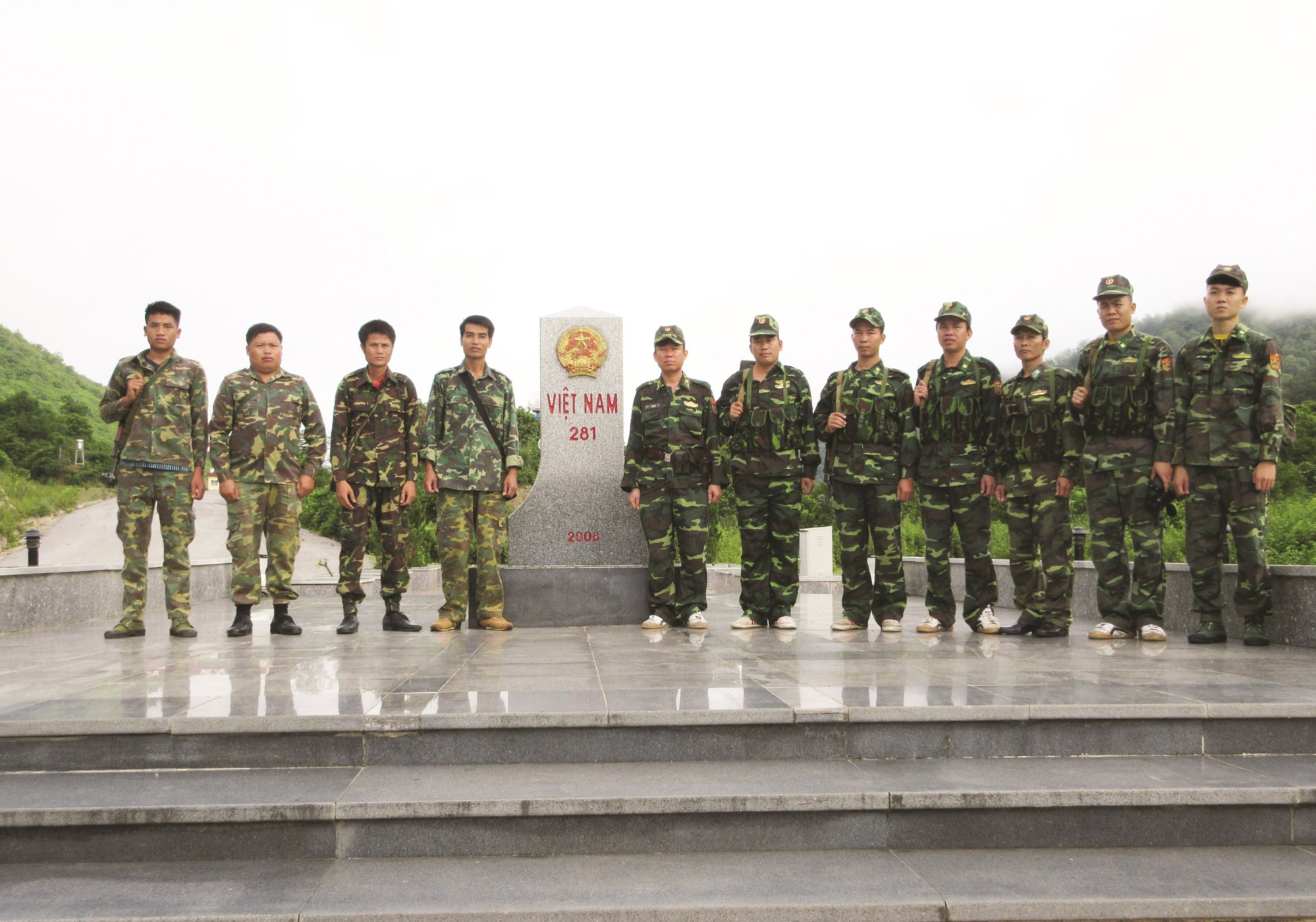 Lực lượng BĐBP Thanh Hóa và BĐBP nước bạn Lào tại cột mốc biên giới Việt Lào thuộc địa bàn huyện Mường Lát.